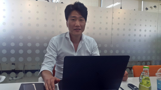 김범준 크리테오코리아 이사가 21일 서초동 신덕빌딩에 위치한 크리테오코리아 사무실에서 회사의 새로운 헤더비딩 솔루션 '다이렉트 비더(Direct Bidder)'를 설명하고 있다. 사진=이경탁 기자